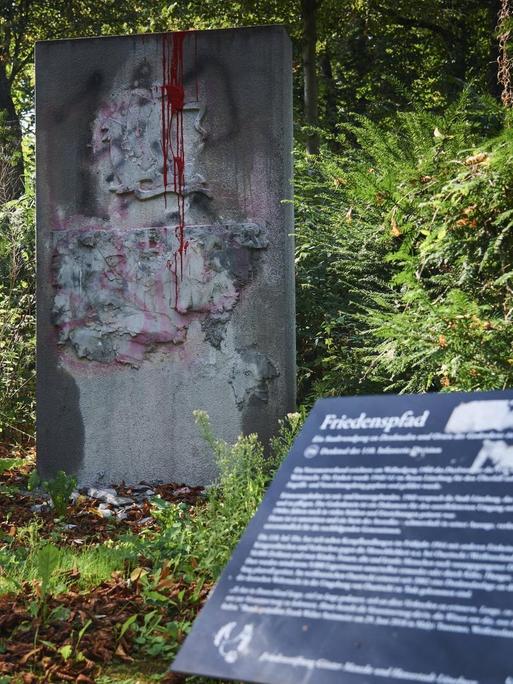 Das Mahnmal für die Toten der 110. Infanterie-Division auf dem Friedenspfad in Lüneburg. Dieser Einheit werden auch Kriegsverbrechen nachgesagt. Deshalb ist das Lüneburger Denkmal immer wieder Ziel von Zerstörung. Derzeit ist es mit Beton überdeckt und mit roter Farbe übergossen. Ein Prozess vor dem Verwaltungsgericht soll klären, ob das Mahnmal verhüllt werden muss.