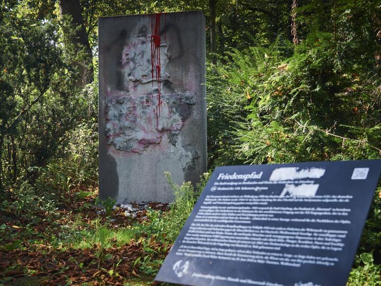 Das Mahnmal für die Toten der 110. Infanterie-Division auf dem Friedenspfad in Lüneburg. Dieser Einheit werden auch Kriegsverbrechen nachgesagt. Deshalb ist das Lüneburger Denkmal immer wieder Ziel von Zerstörung. Derzeit ist es mit Beton überdeckt und mit roter Farbe übergossen. Ein Prozess vor dem Verwaltungsgericht soll klären, ob das Mahnmal verhüllt werden muss.