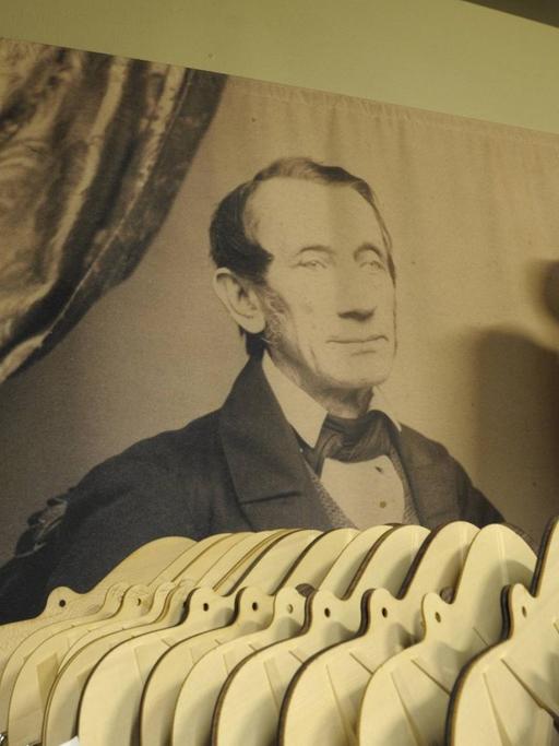 Besuch in der C.F. Martin-Gitarrenfabrik in Nazareth, Pennsylvania, wo u.a. die berühmten Dreadnought-Modelle D18, D28, D35 und D45 hergestellt werden. Portrait des Gründers Christian Friedrich Martin hinter Gitarrenteilen. C.F. Martin-Gitarrenfabrik Visit in the C F Martin in Nazareth Pennsylvania where U a the famous Dreadnought Models D18 D35 and D45 made will Portrait the Founder Christian Friedrich Martin behind C F Martin Besuch in der C.F. Martin-Gitarrenfabrik in Nazareth, Pennsylvania, wo u.a. die berühmten Dreadnought-Modelle D18, D28, D35 und D45 hergestellt werden. Portrait des Gründers Christian Friedrich Martin hinter Gitarrenteilen. C.F. Martin-Gitarrenfabrik Visit in the C F Martin in Nazareth Pennsylvania where U a the famous Dreadnought Models D18 D35 and D45 made will Portrait the Founder Christian Friedrich Martin behind C F Martin