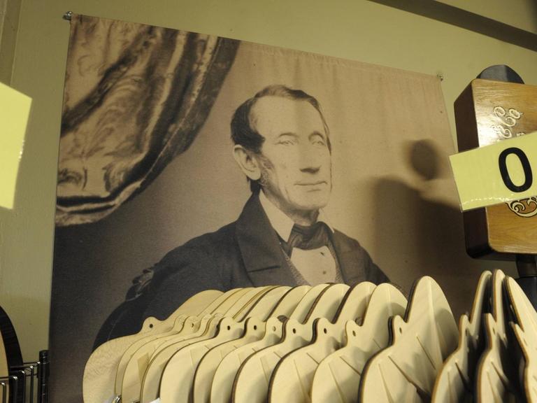 Besuch in der C.F. Martin-Gitarrenfabrik in Nazareth, Pennsylvania, wo u.a. die berühmten Dreadnought-Modelle D18, D28, D35 und D45 hergestellt werden. Portrait des Gründers Christian Friedrich Martin hinter Gitarrenteilen. C.F. Martin-Gitarrenfabrik Visit in the C F Martin in Nazareth Pennsylvania where U a the famous Dreadnought Models D18 D35 and D45 made will Portrait the Founder Christian Friedrich Martin behind C F Martin Besuch in der C.F. Martin-Gitarrenfabrik in Nazareth, Pennsylvania, wo u.a. die berühmten Dreadnought-Modelle D18, D28, D35 und D45 hergestellt werden. Portrait des Gründers Christian Friedrich Martin hinter Gitarrenteilen. C.F. Martin-Gitarrenfabrik Visit in the C F Martin in Nazareth Pennsylvania where U a the famous Dreadnought Models D18 D35 and D45 made will Portrait the Founder Christian Friedrich Martin behind C F Martin