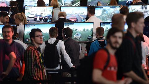 Besucher spielen am 13.08.2014 in Köln (Nordrhein-Westfalen) am Fachbesuchertag der Computerspielemesse "Gamescom" das Spiels "The Crew".