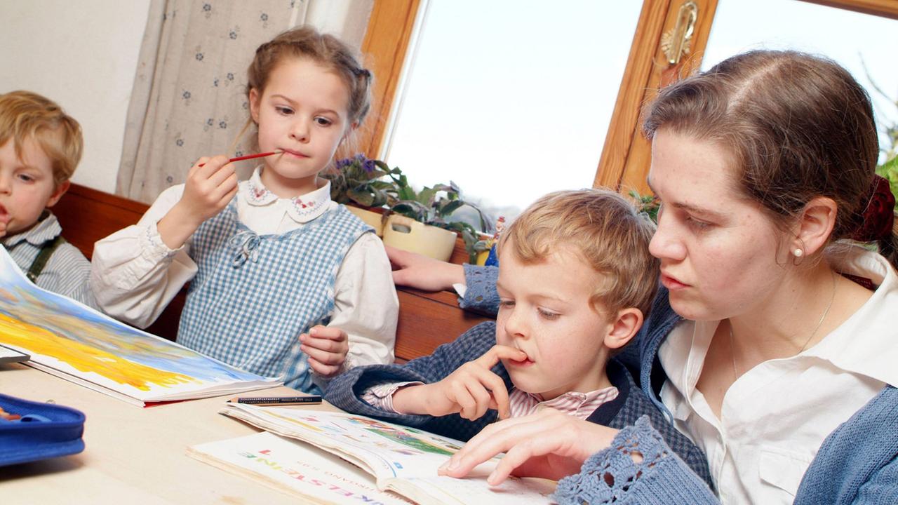 Mutter unterrichtet Kinder Zuhause