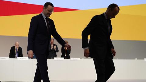 Jens Spahn und Friedrich Merz verlassen beim CDU-Bundesparteitag die Bühne.