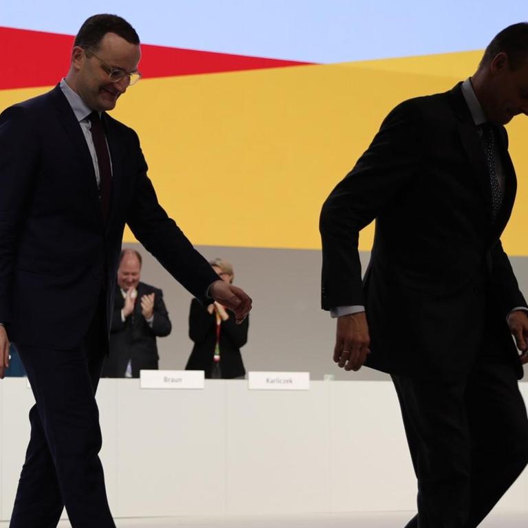 Jens Spahn und Friedrich Merz verlassen beim CDU-Bundesparteitag die Bühne.