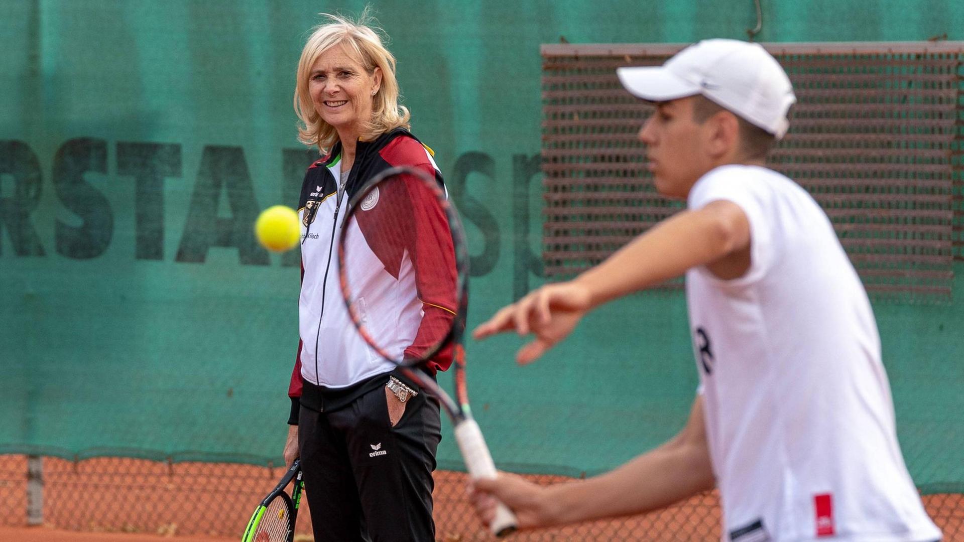 Die ehemalige Tennisspielerin Claudia Kohde-Kilsch bei der Sichtung von Nachwuchsspielern im Auftrag des DTB beim TC Sandanger in Halle am 23.06.18.