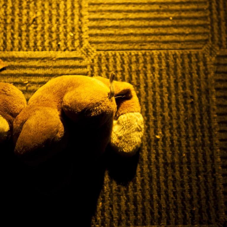 Ein Teddy liegt am Boden