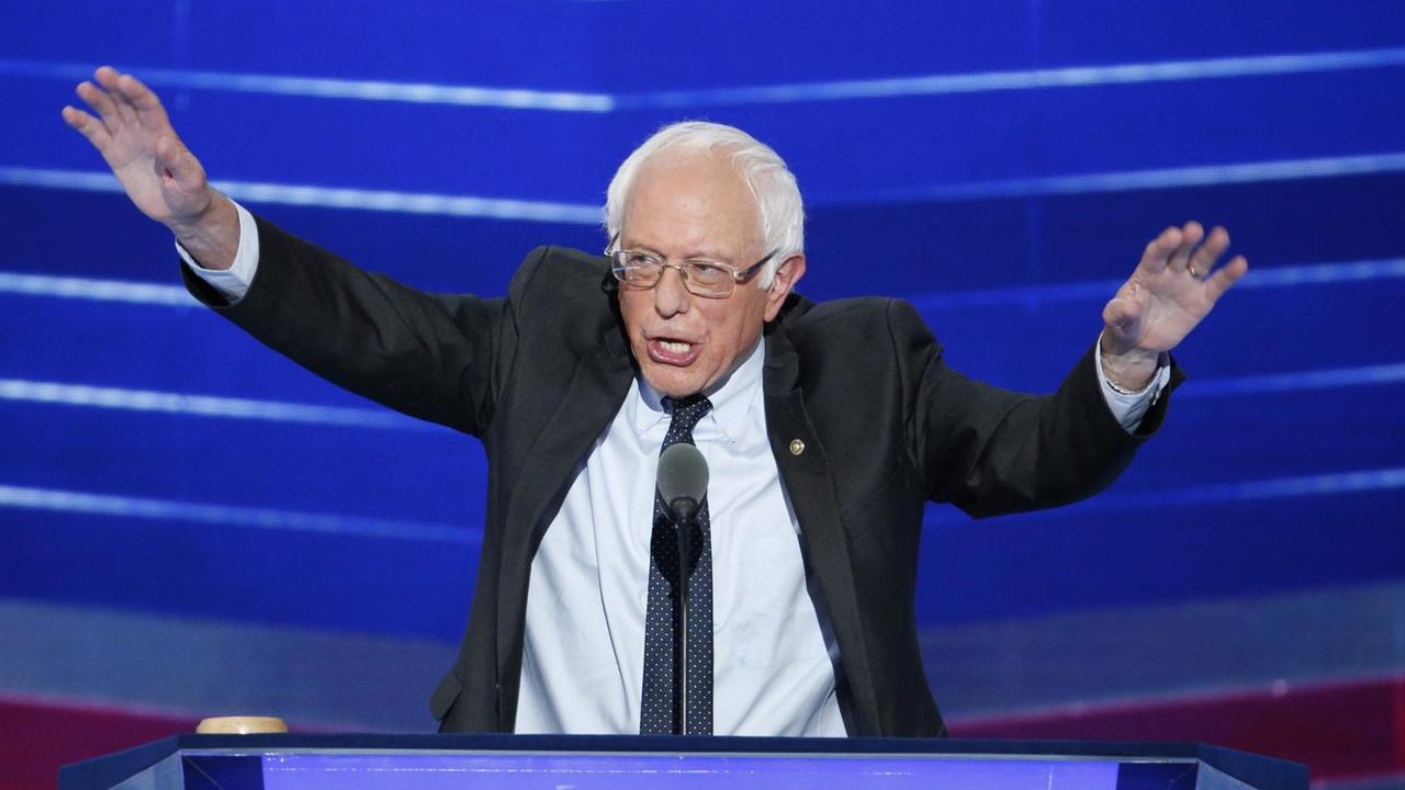 Der US-Senator von Vermont und frühere Präsidentschaftskandidat Bernie Sanders bei einer Rede im Wells Fargo Center in Philadelphia am ersten Tag des Nominierungsparteitag der Demokraten am 25. Juli 2016. 