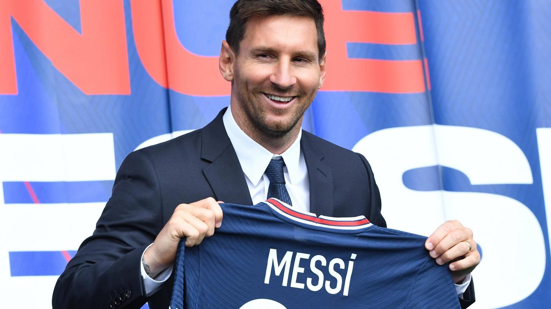 Der argentinische Fußball-Spieler Lionel Messi schießt einen Ball.