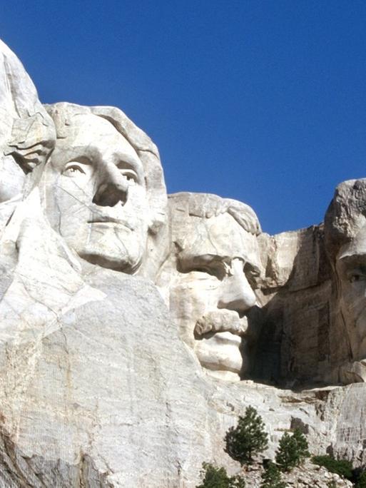 Das Mount Rushmore National Memorial in den Black Hills im USBundesstaat South Dakota. Die Erinnerungsstätte mit den Büsten der USPräsidenten (l-r) George Washington, Thomas Jefferson, Theodore Roosevelt und Abraham Lincoln wurde in den Jahren 1927 gegründet