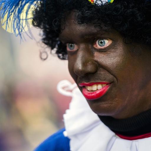Eine Frau in Groningen verkleidet als Zwarte Piet.