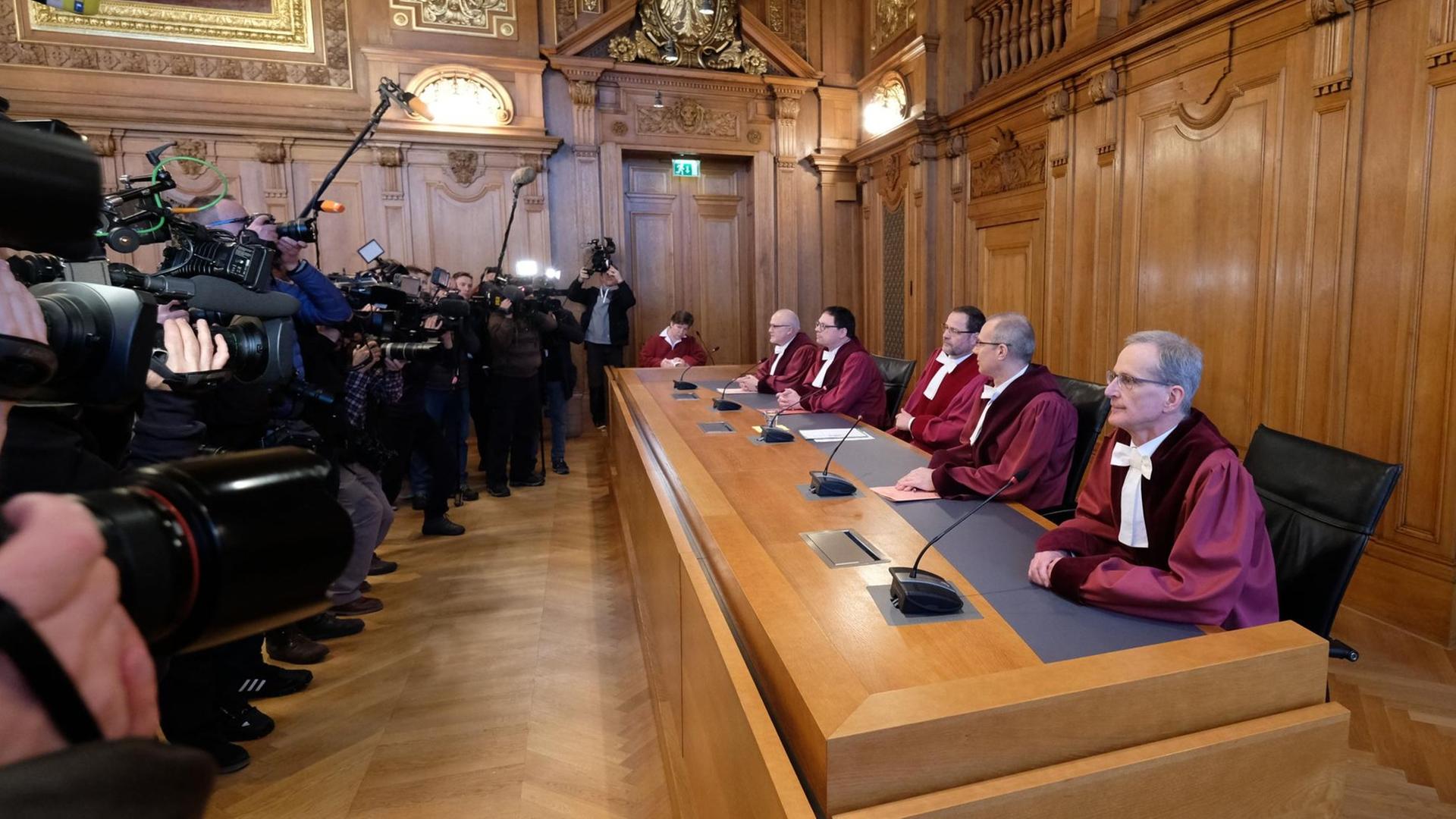Richter des Bundesverwaltungsgerichtes sitzen in einen Saal zur Urteilsverkündung.