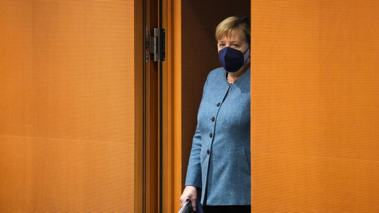 Angela Merkel tritt durch eien Tür