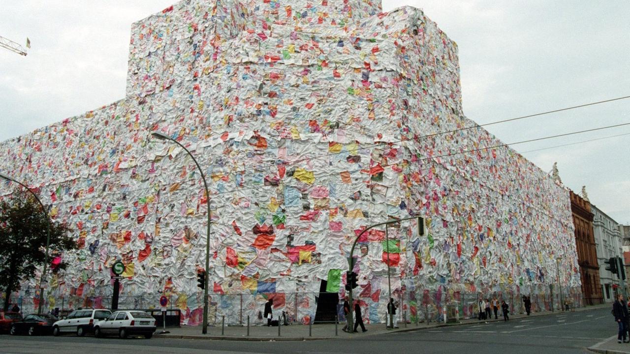 Berlin: Vollständig mit Liebesbriefen verkleidet zeigt sich am 07.10.2001 das alte Postfuhramt in Berlin. Mit der Aktion "Love Letters" schuf der Künstler HA Schult ein "Denkmal der Gefühle". 50.000 vergrößerte und auf wasserfeste Folie gedruckte Liebesbriefe aus ganz Deutschland schmückten das Gebäude an der Oranienburger Straße im Bezirk Mitte.