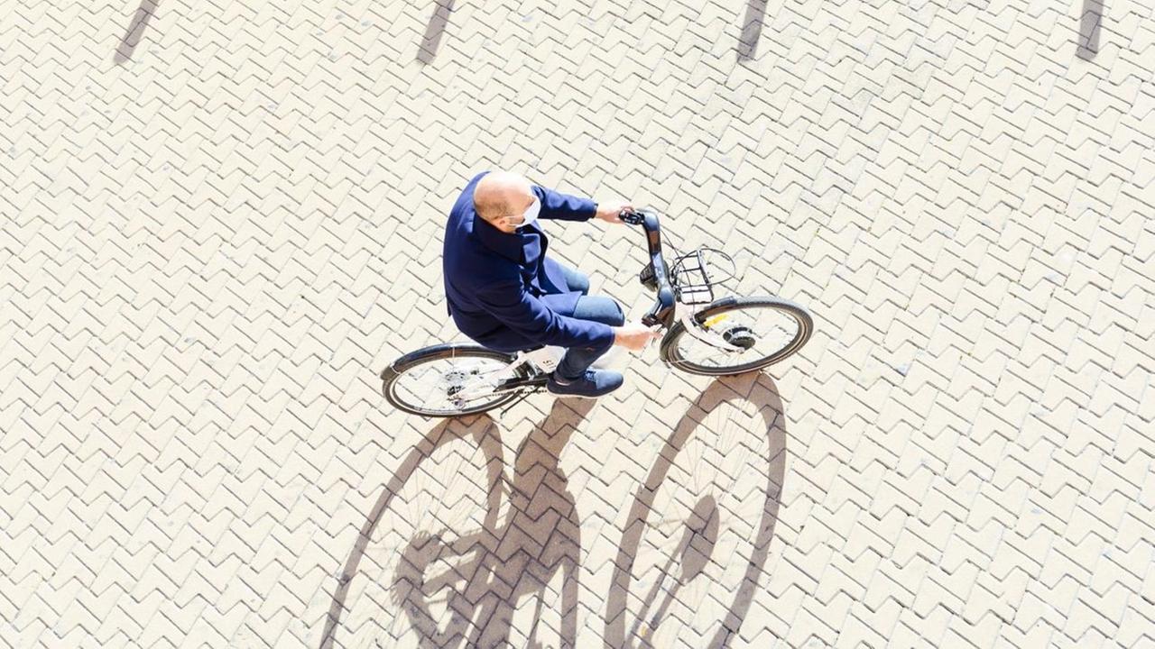 Die Drohnenansicht eines Fahrradfahrers auf einem E Bike. (Symbolfoto)