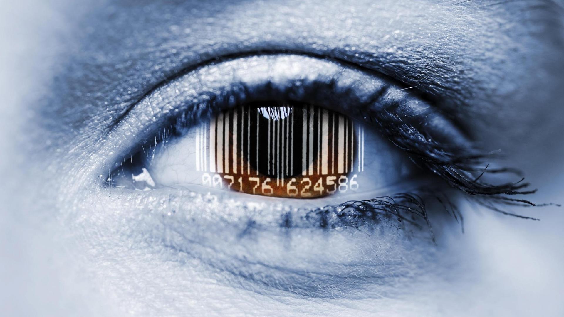 Ein Barcode spiegelt sich in einem Auge