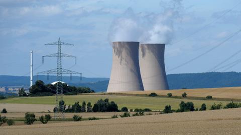 Das Atomkraftwerk Grohnde, fotografiert am 06.08.2013 nahe Grohnde an der Weser (Niedersachsen).