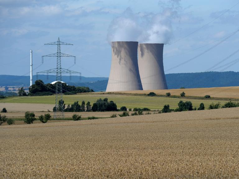 Das Atomkraftwerk Grohnde, fotografiert am 06.08.2013 nahe Grohnde an der Weser (Niedersachsen).