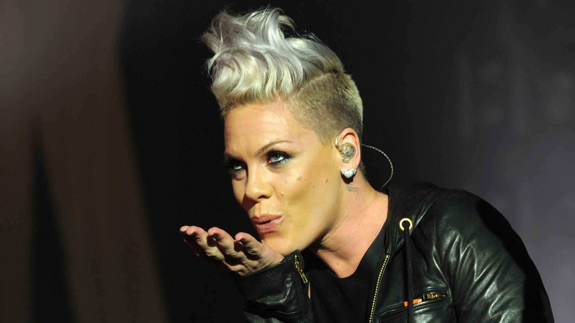 Die Sängerin Pink im September 2012 bei einem Auftritt in München im Circus Krone