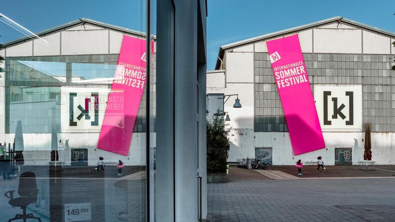 Ein Transparent mit dem Logo des Kampnagel Sommerfestivals 2016 hängt am 09.08.2016 in Hamburg auf dem Gelände der Kampnagelfabrik im Eingangsbereich an der Halle K6.