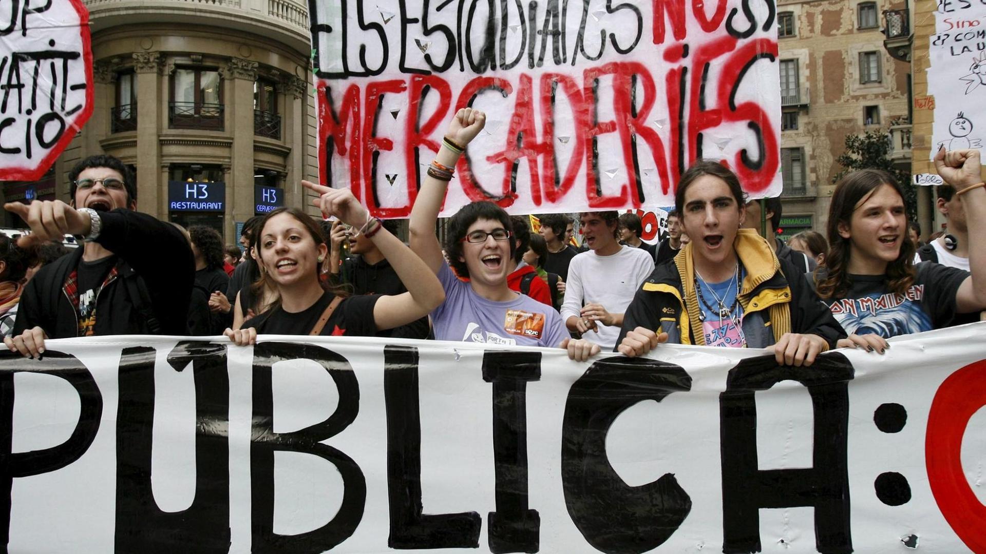 Studenten protestieren 2006 in Barceclona gegen die Bologna Reform.