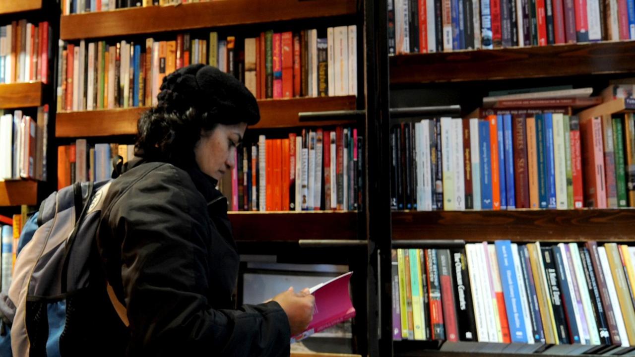 Eine Frau liest in einem Istanbuler Buchladen ein Buch.