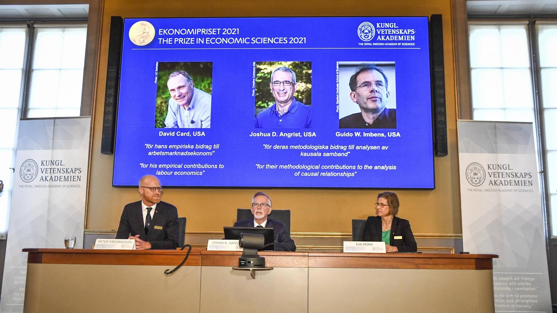 Drei Vertreter des Nobel-Komitees geben die Preisträger des Wirtschafts-Nobelpreises bekannt.