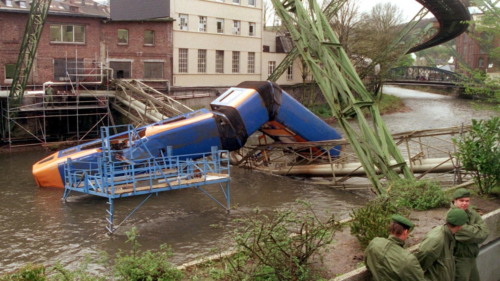 Foto des abgestürzten Wagons der Wuppertaler Schwebebahn aus dem Jahr 1999