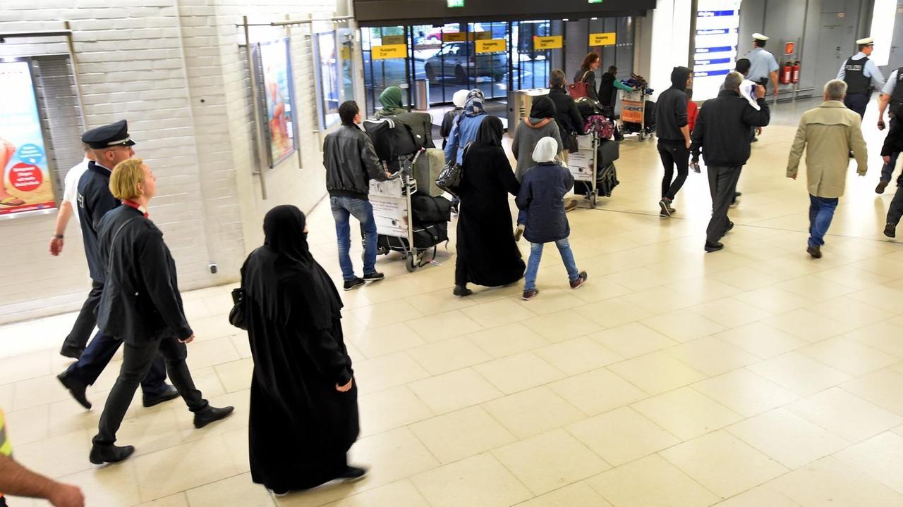 In Hannover sind die ersten syrische Flüchtlinge angekommen, die nach dem EU-Türkei-Abkommen aufgenommen werden.