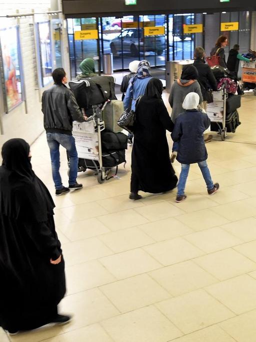 In Hannover sind die ersten syrische Flüchtlinge angekommen, die nach dem EU-Türkei-Abkommen aufgenommen werden.