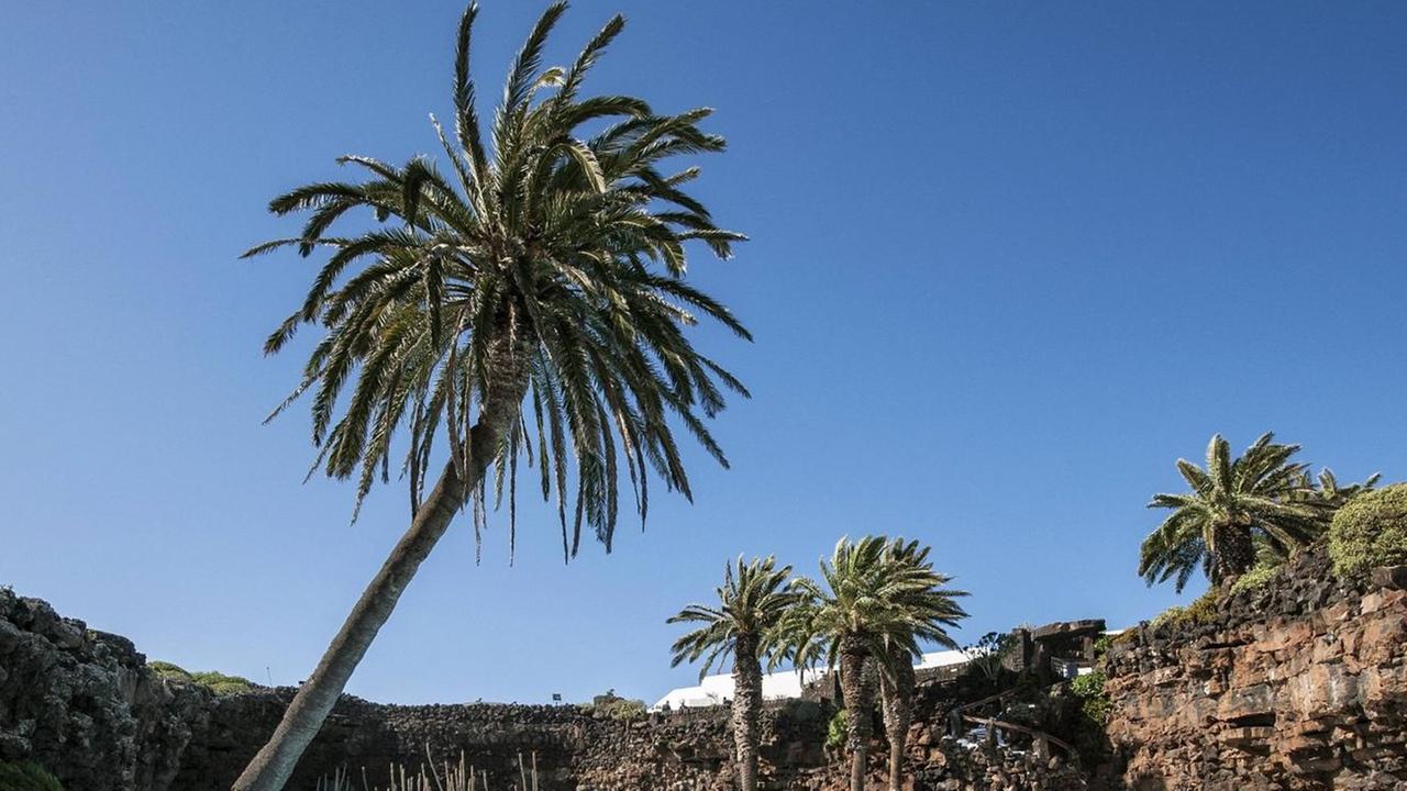 Auf dem Bild sieht man eine Anlage mit Pool für Urlauber auf der spanischen Insel Lanzarote.