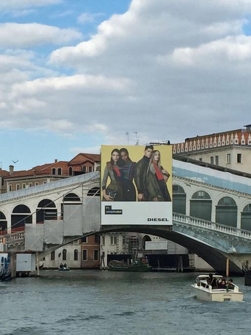 Die Rialtobrücke über den Canal Grande in Venedig wird zurzeit aufwendig saniert.