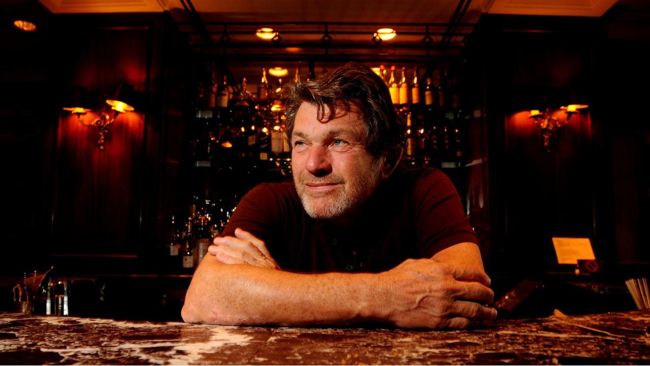 Jann Wenner, der Gründer des Rolling Stone sitzt an einer Bar