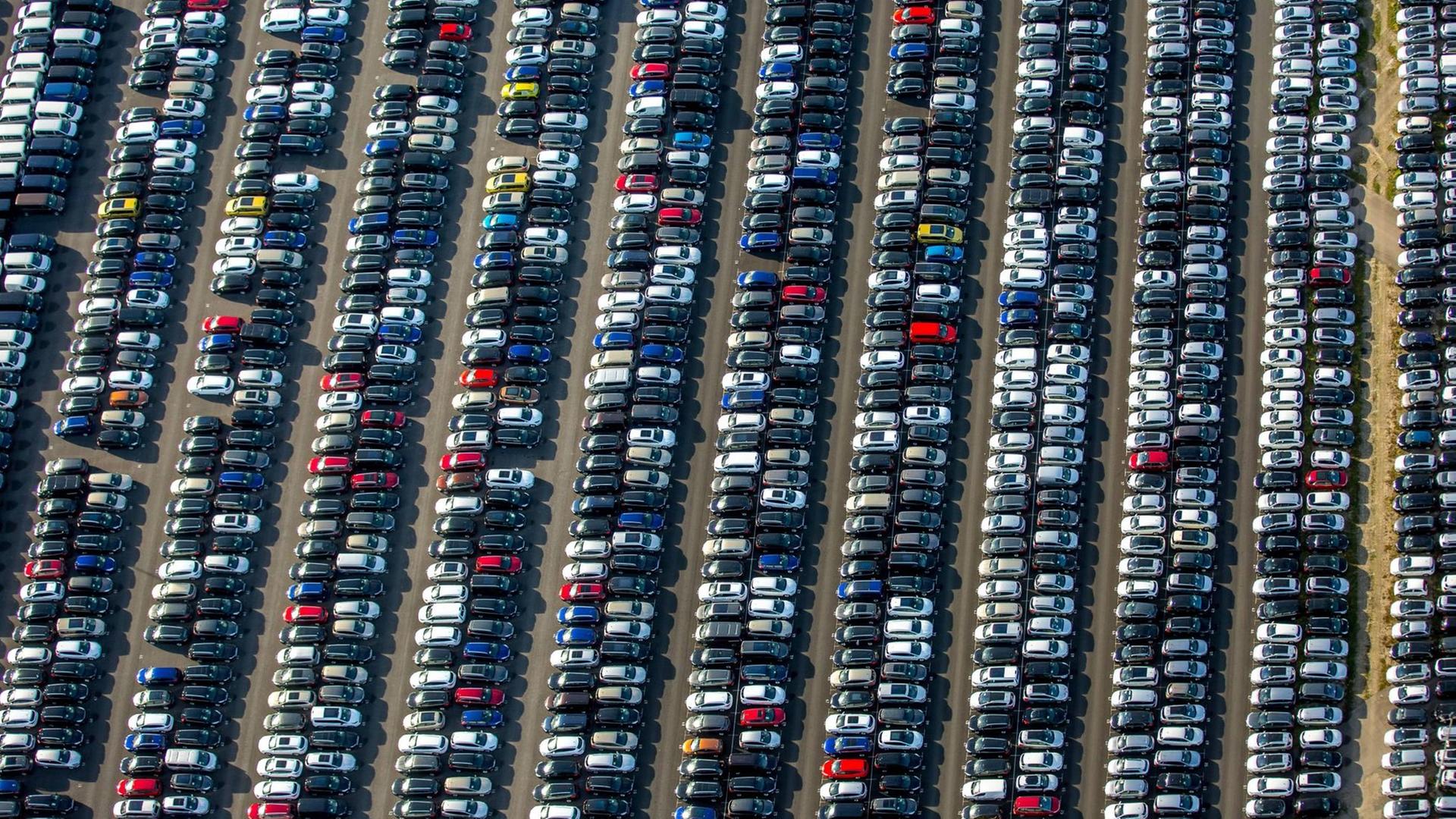 Sehr viele parkende Autos aus der Vogelperspektive