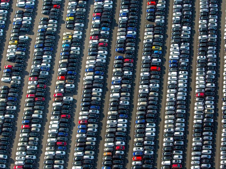 Sehr viele parkende Autos aus der Vogelperspektive