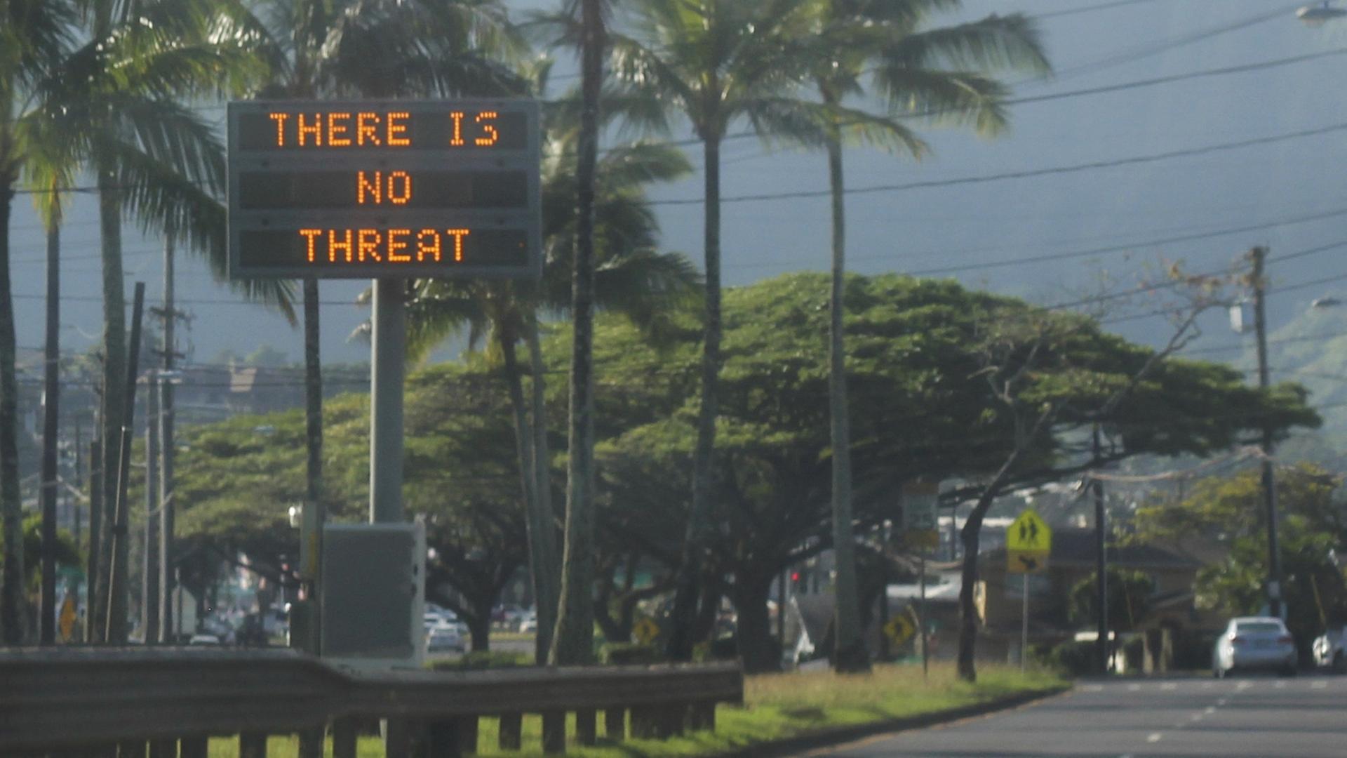 Nach dem falschen Raketenalarm auf Hawaii zeigen Straßenschilder "Es gibt keine Gefahr" an.
