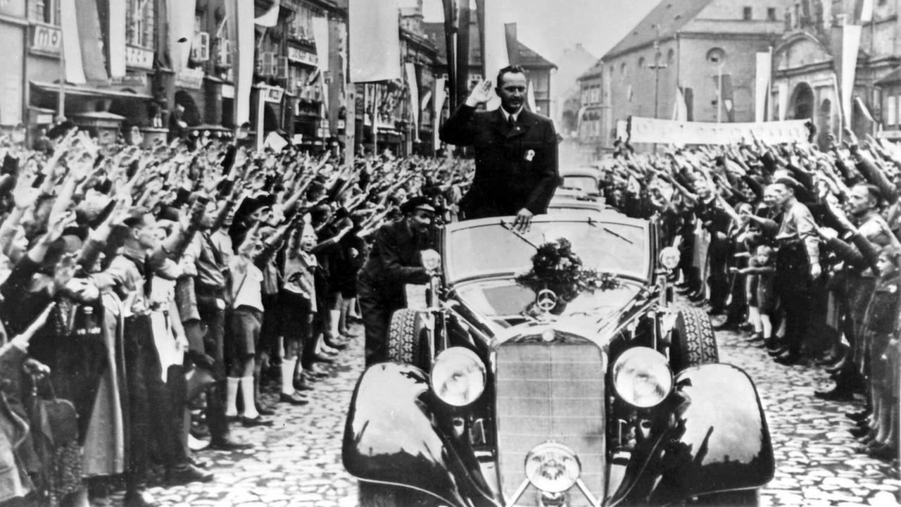Konrad Henlein, der Führer der Sudetendeutschen Partei, 1938 in Komutau (Chomutov)