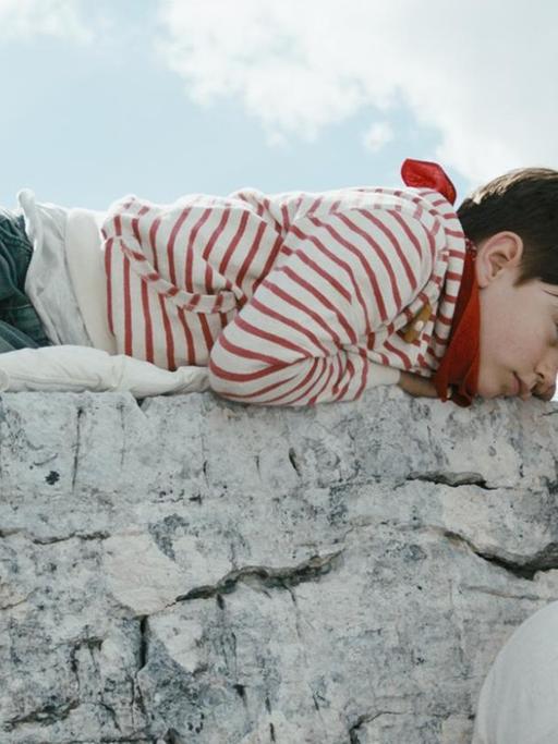 Szene aus dem Familiendrama "Drei Zinnen" von Regisseur Jan Zabeil: Tristan (Arian Montgomery) und Aaron (Alexander Fehling) bei ihrem ersten gemeinsamen Ausflug in die Berge.