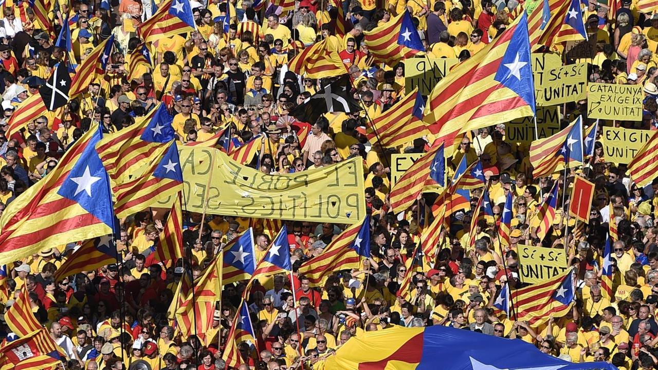 Mit einer Kundgebung in Barcelona haben am Sonntag tausende Katalanen erneut für die Unabhängigkeit ihrer Region demonstriert.