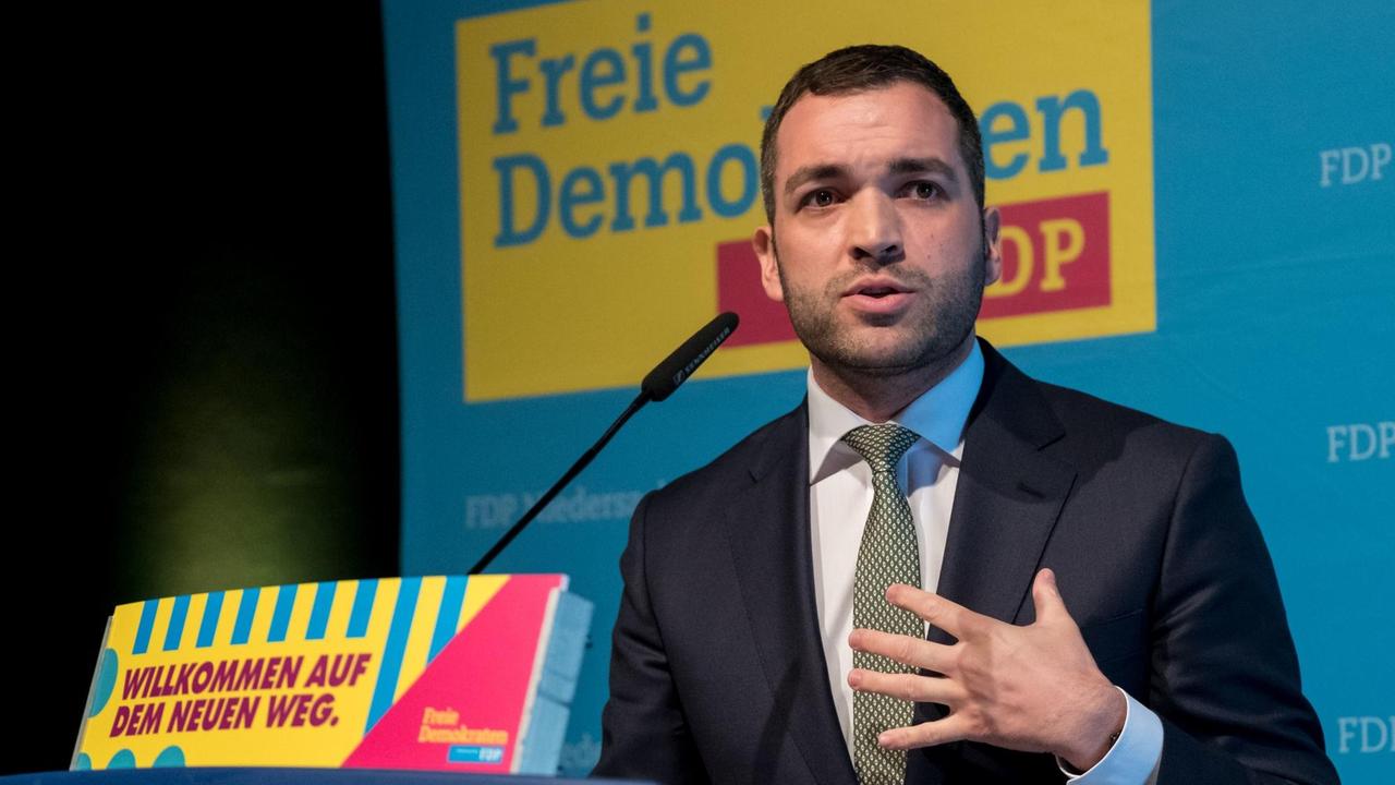 Konstantin Kuhle, Generalsekretär der FDP Niedersachsen, spricht während eines Landesparteitages zu den Delegierten.