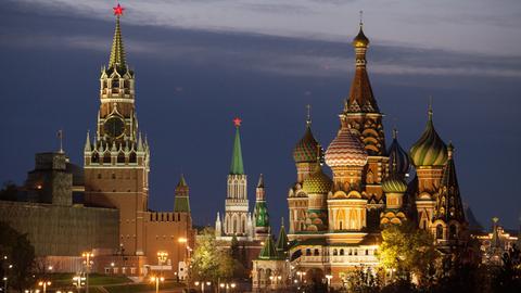 Die Kreml-Mauer mit dem Erlöserturm (l-r) und Nikolausturm und die Basilius-Kathedrale im Zentrum der russischen Hauptstadt Moskau.