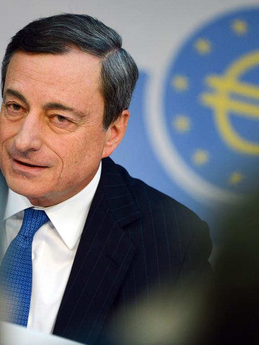 Mario Draghi, Präsident der Europäischen Zentralbank (EZB), äußert sich am 05.06.2014 während der EZB-Pressekonferenz in Frankfurt am Main (Hessen) vor Journalisten.