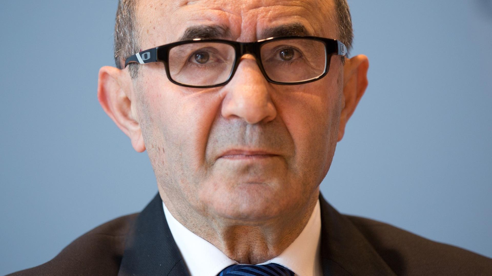 Porträtaufnahme von Tayfun Keltek. Er schaut in Richtung der Kamera.