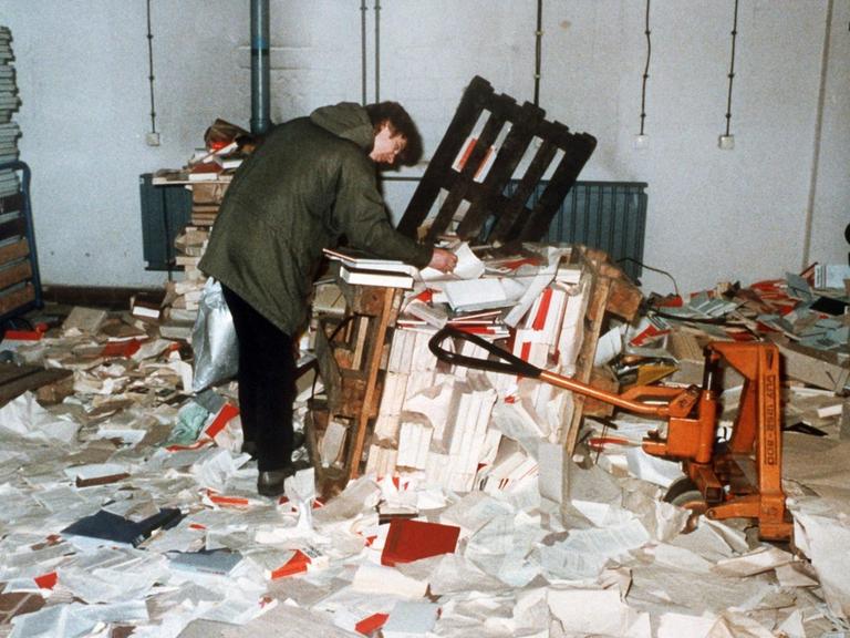 Blick in das verwüstete ehemalige Amt für Nationale Sicherheit der DDR im Stadtteil Lichtenberg im Osten von Berlin, nachdem es am 15. Januar 1990 bei einer Demonstration von aufgebrachten Bürgern gestürmt wurde.