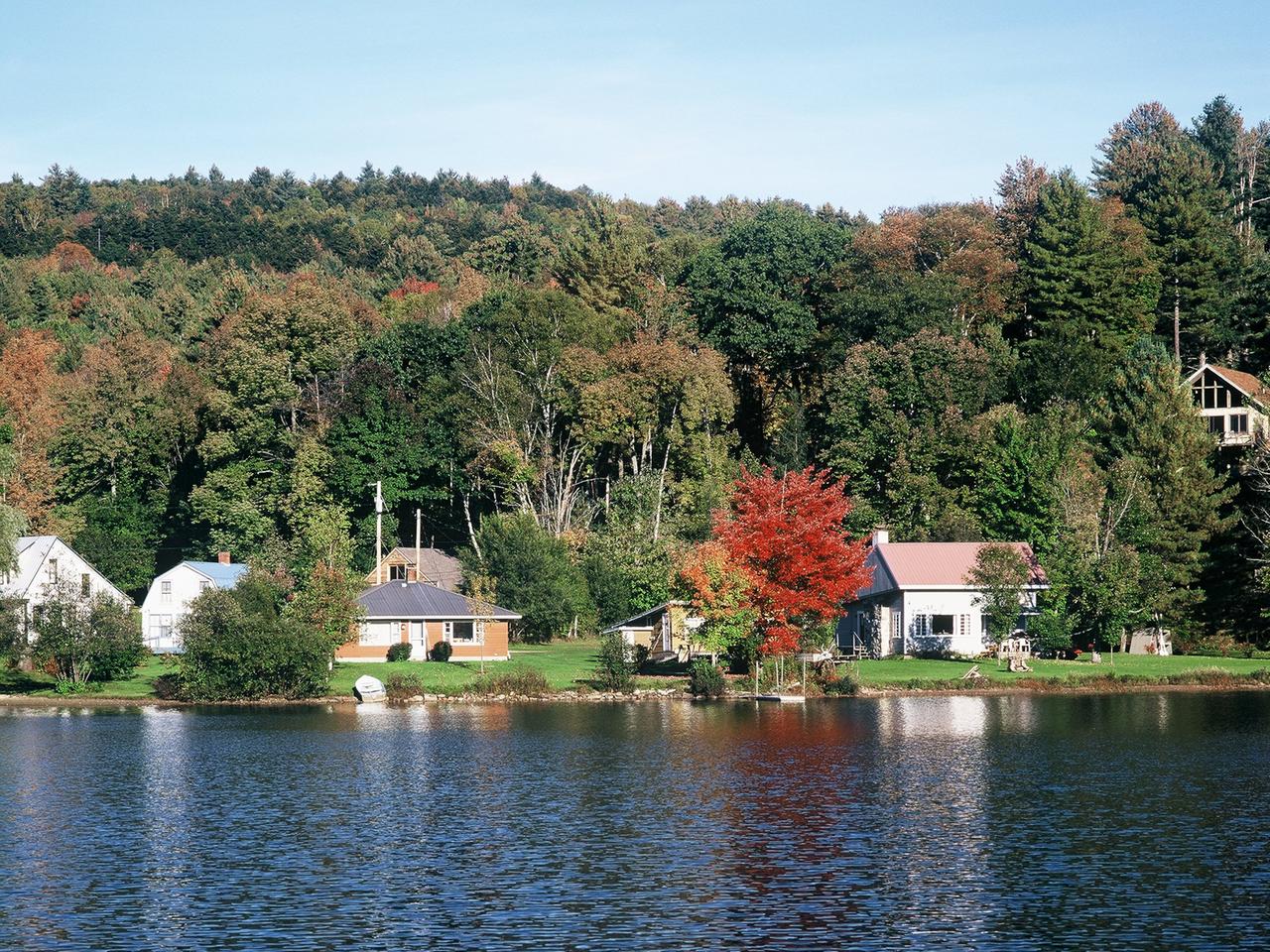 Herbstlicher Blick über den Lake Rescue bei Ludlow im US-Bundesstaat Vermont.
