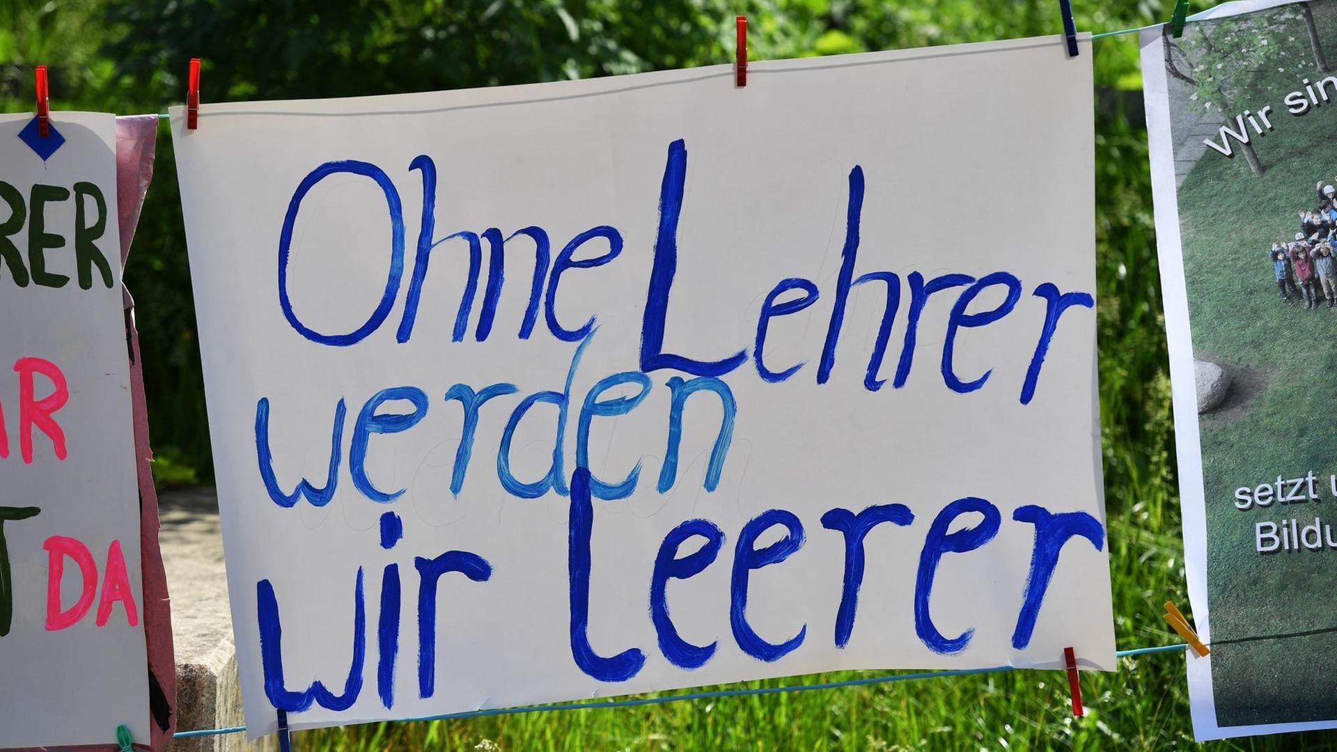 Ein Plakat mit der Aufschrift "Ohne Lehrer werden wir leerer" hängt bei einer Demonstration vor dem Thüringer Landtag in Erfurt (Thüringen). Die Demonstration von Landes-Eltern-Vereinigung, Landesschülervertretung, der Gewerkschaft Erziehung und Wissenschaft und dem Thüringer Lehrerverband richtete sich gegen Unterrichtsausfall und Lehrermangel.