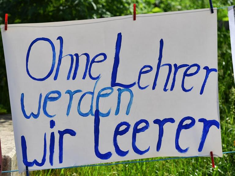 Ein Plakat mit der Aufschrift "Ohne Lehrer werden wir leerer" hängt bei einer Demonstration vor dem Thüringer Landtag in Erfurt (Thüringen). Die Demonstration von Landes-Eltern-Vereinigung, Landesschülervertretung, der Gewerkschaft Erziehung und Wissenschaft und dem Thüringer Lehrerverband richtete sich gegen Unterrichtsausfall und Lehrermangel.