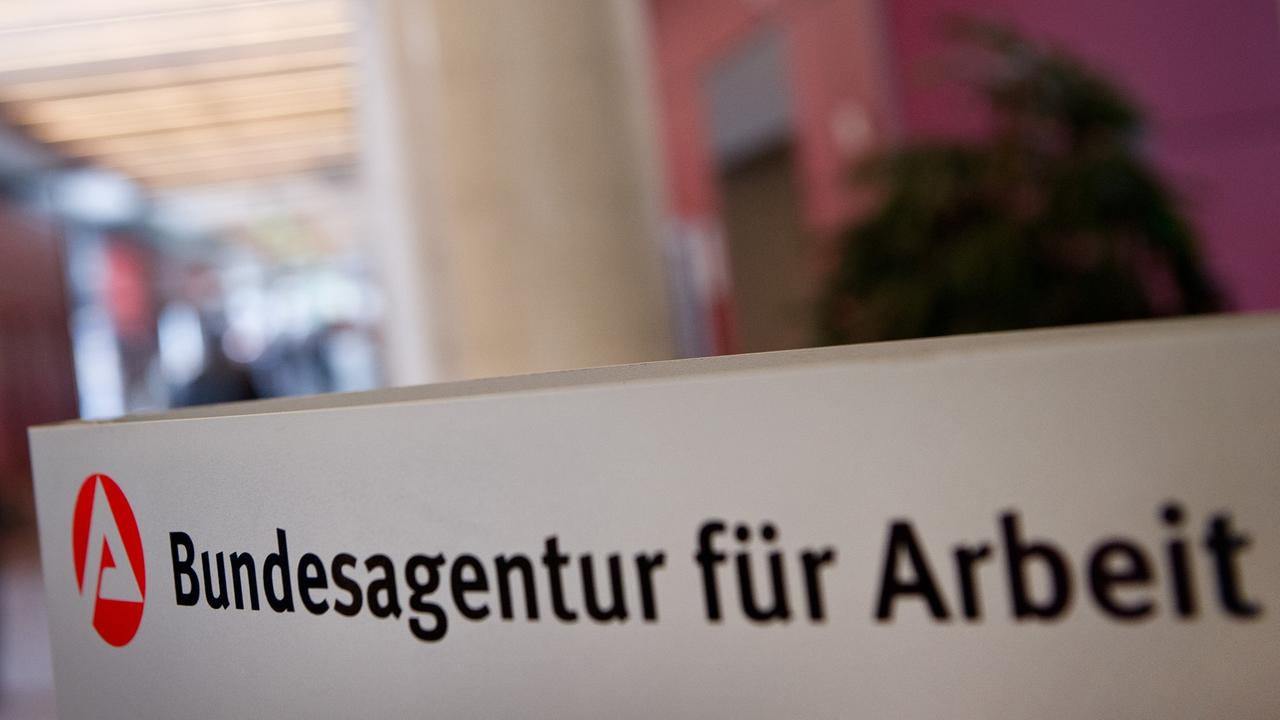 Ein Schild mit der Aufschrift "Bundesagentur für Arbeit", aufgenommen am 26.02.2014 in Berlin im Eingangsbereich einer Agentur für Arbeit.