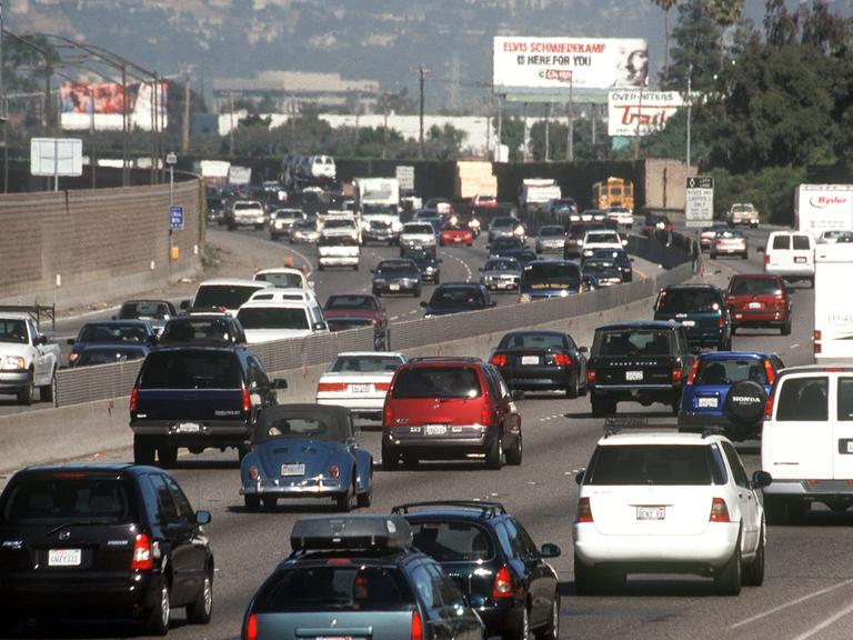 Verkehrsstau auf dem "Freeway 101" im US-Hochtechnologie-Zentrum "Silicon Valley" in Kalifornien - die Hauptschlagader im Valley.