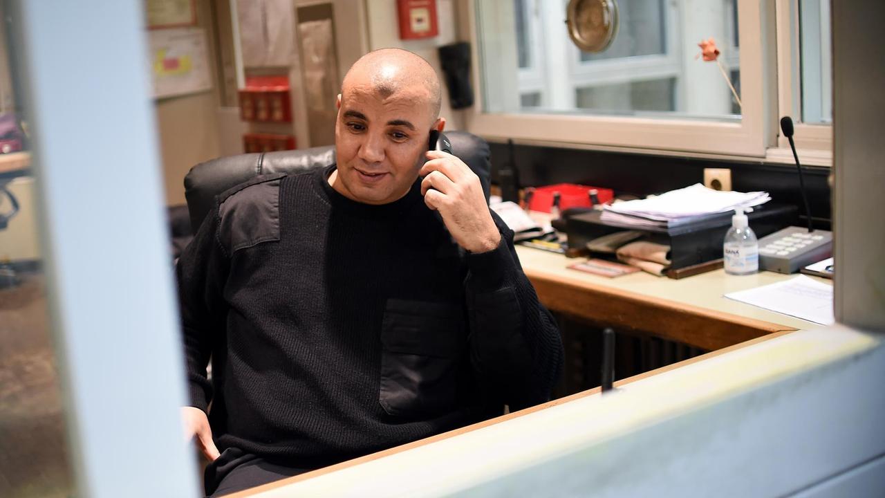Wer als Sicherheitsmann im Flüchtlingsheim arbeitet, bekommt Alltagskonflikte direkt mit.  