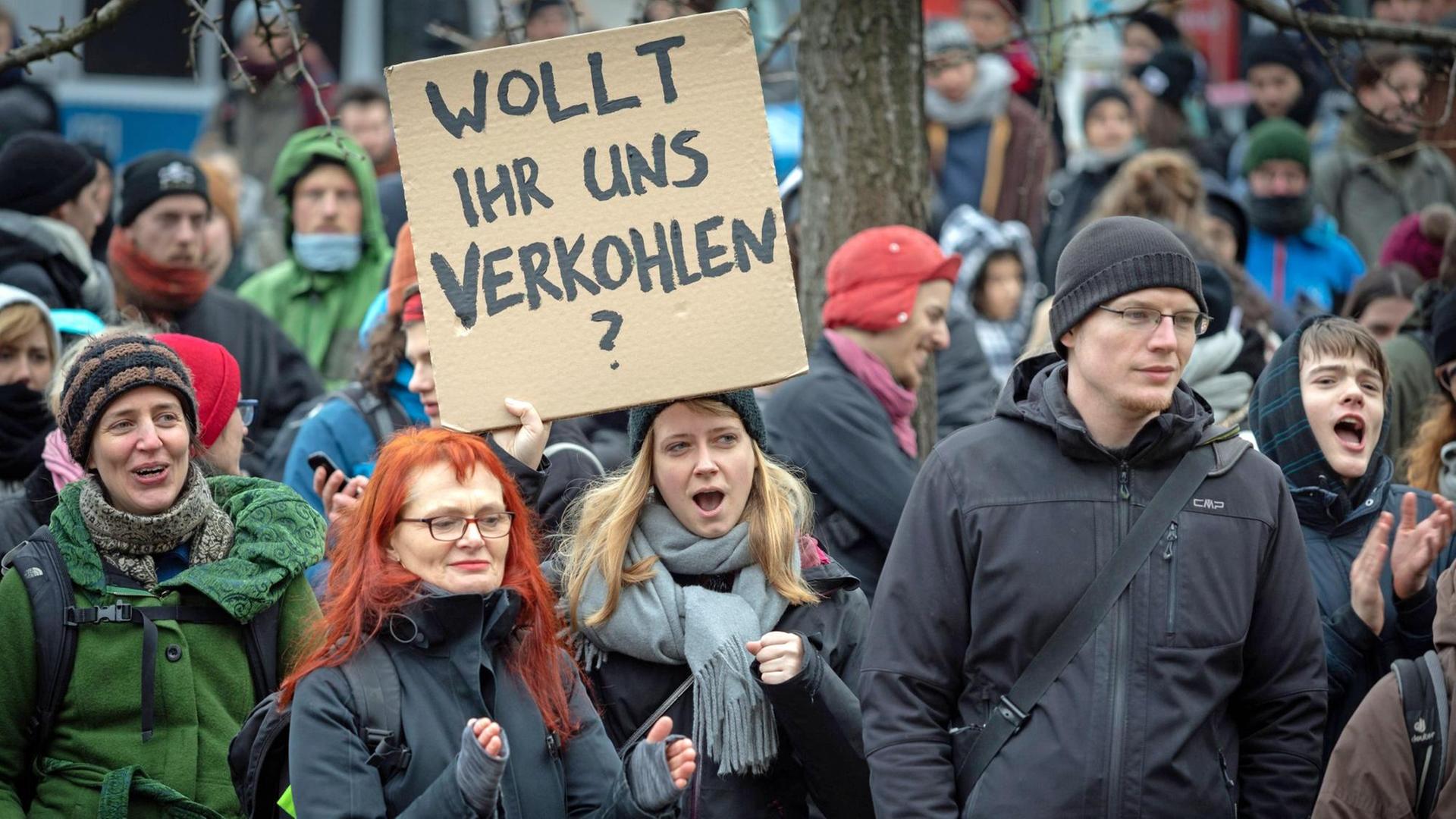 Proteste für Klimaschutz in Berlin: Aktivisten von "EndeGelände" halten ein Schild mit dem Satz "Wollt ihr uns verkohlen?" hoch.